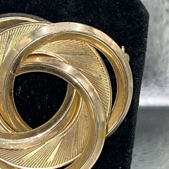 Vintage Swirl Circle Brooch Minimalist Pin Gold-Tone Classic Design Regency Y2K - Picture 4 of 7